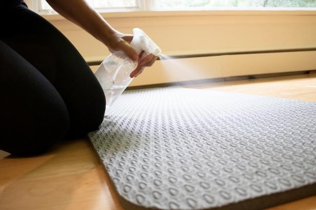 gå igenom med det här inlägget få ordentlig vägledning om - att rengöra desinficera en yogamatta med säkert, effektivt och naturligt sätt. 